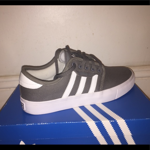 Gray adidas size 7.0 in women and 5.5 in men - Picture 4 of 5